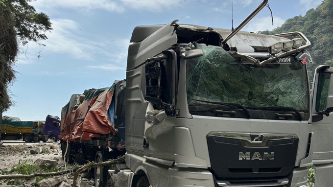 花莲地震，货车被落石砸中司机当场死亡。