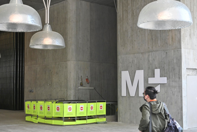M+有三十三个展馆，面积达一万七千七百方尺。
