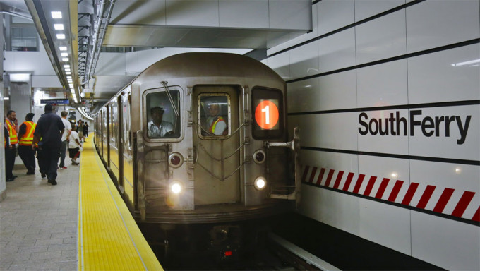 美国纽约地铁再有乘客被推下路轨。AP资料图片