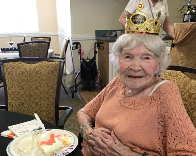 海倫慶祝105歲生日。Samantha Mitchell Twitter圖片