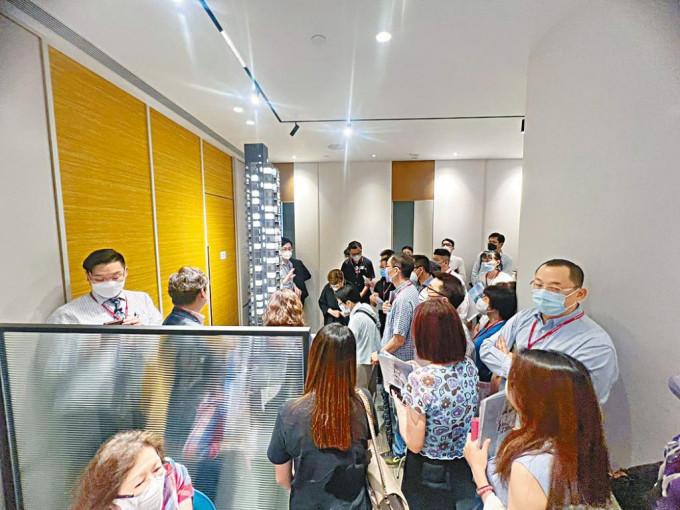 長沙灣佳悅開價後，昨日首度開放示範單位供參觀，首天錄約200組參觀客。