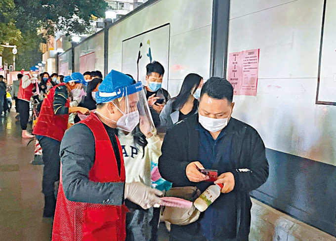 深圳居民向防疫人员出示「健康码」。