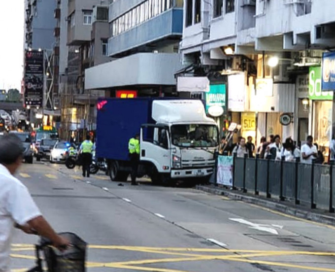 貨車撞上行人路。香港突發事故報料區Kenny KT圖片‎