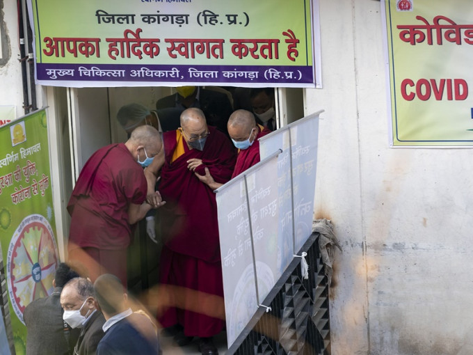 達賴喇嘛接種後逗留觀察約半小時才離開。AP