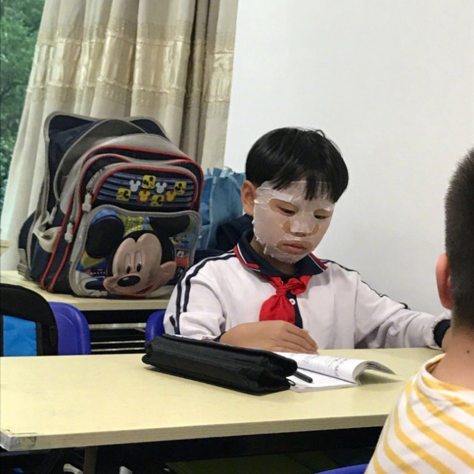 這位小男生敷著面膜都有認真地上課。（網上圖片）