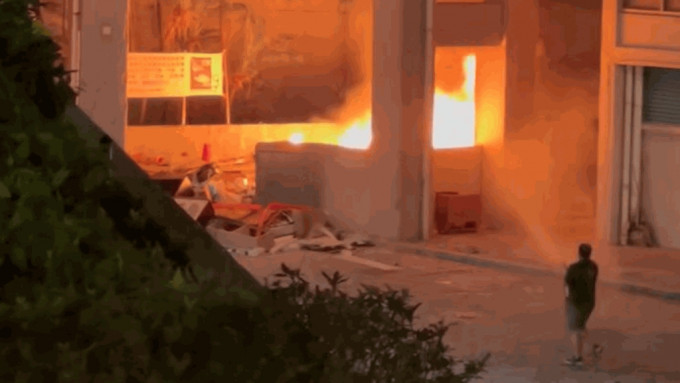 黃大仙鳳德邨垃圾房起火 一度傳爆炸聲 居民持滅火筒試圖撲救