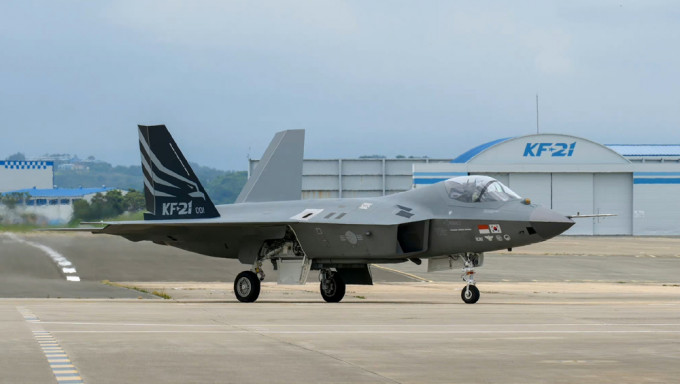 南韓首架自主研發超音速戰鬥機KF-21首次試飛。