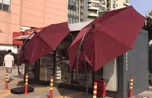 便利店一度以陽傘降溫。網上圖片