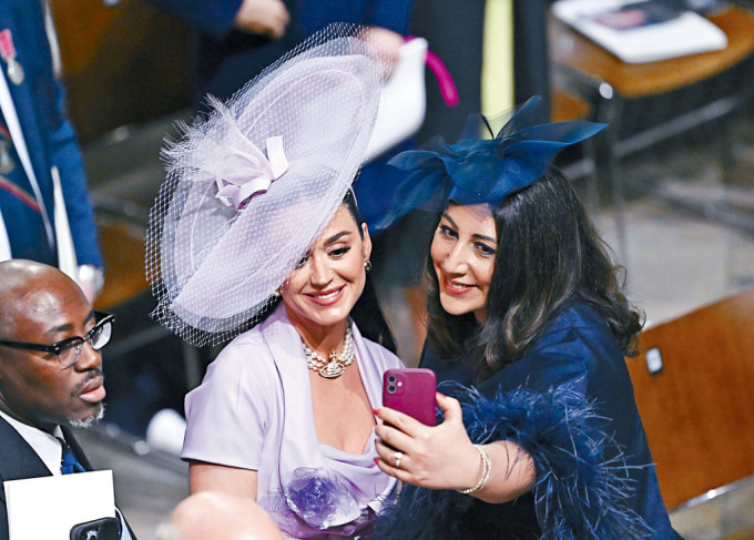乐坛天后Katy Perry现身加冕仪式，达官贵人都化身小粉丝纷纷要求合照。