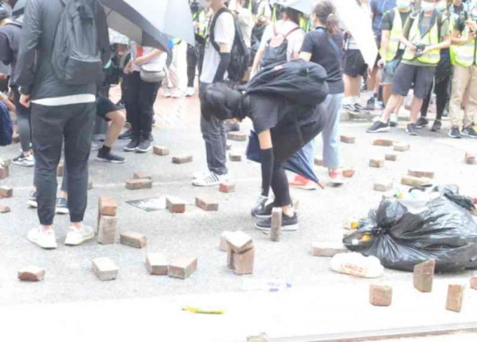 去年的大三罢中示威者在多区掘砖堵路。资料图片