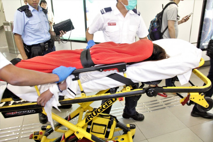 一名东铁女乘客昨晚（周六）在列车上持刀架颈企图自杀，后被制服送院。徐裕民摄