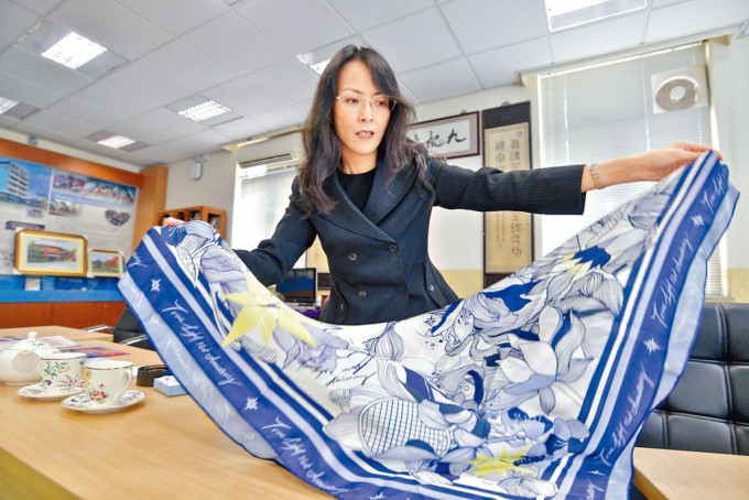 李伊瑩指，為慶祝真光一百五十周年校慶，舉辦活動外，又特製一系列紀念品，包括融入學校特色的絲巾。