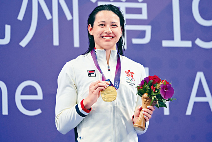 何詩蓓在亞運100米自由泳決賽，以52秒17破亞洲紀錄觸池摘金。
