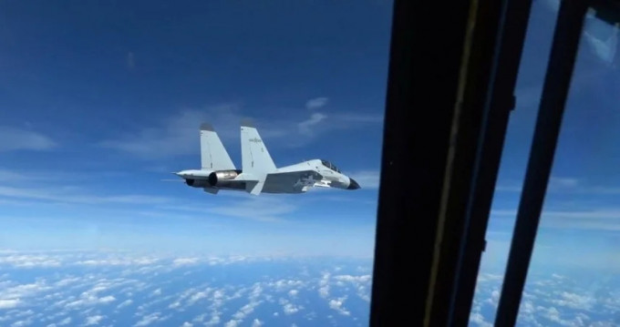 美军侦察机拍摄到中国战机逼近。