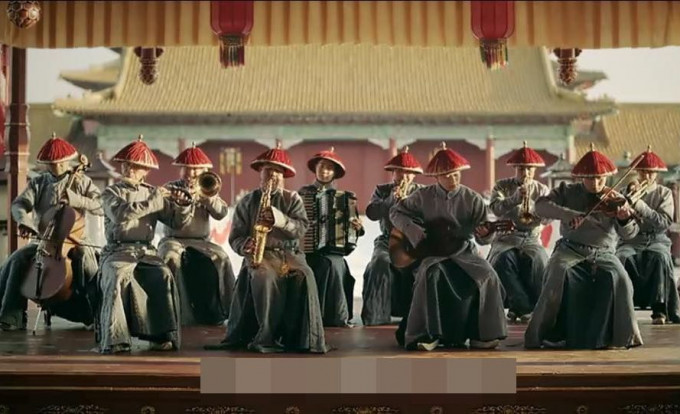 台湾钢琴家杨登凯指出，清宫剧《延禧攻略》在剧中出现了清朝尚未发明的乐器。《延禧攻略》电视截图