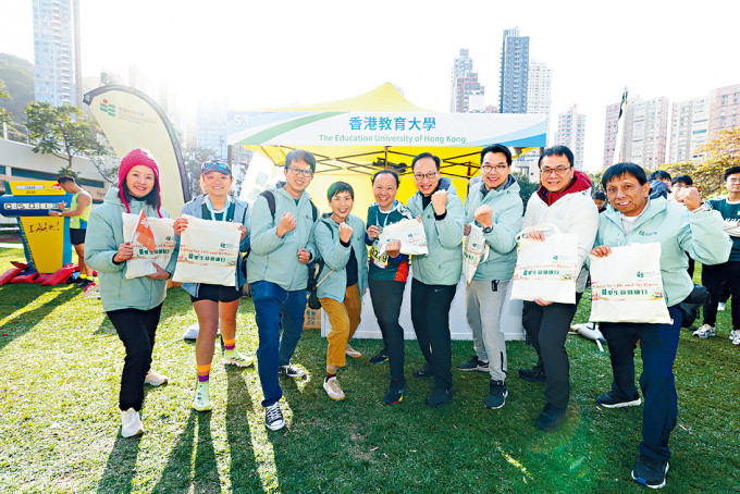 教大師生昨參加渣馬，並於比賽完結後獲大學送贈「福袋」。右四為陳智軒。