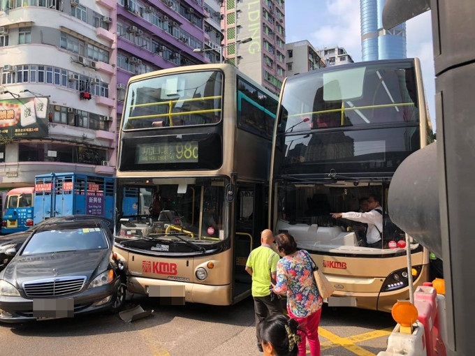 巴士與平治房車相撞。 香港突發事故報料區FB/網民Go Rin‎圖