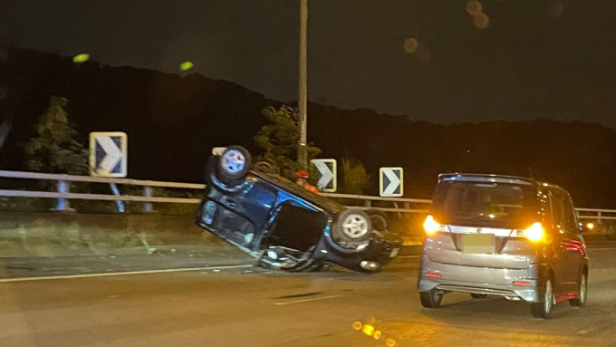 粉嶺公路私家車自炒四輪朝天。網圖