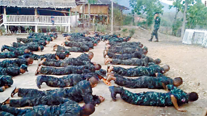 缅甸公民抗命运动成员，在边境地区接受军训。　