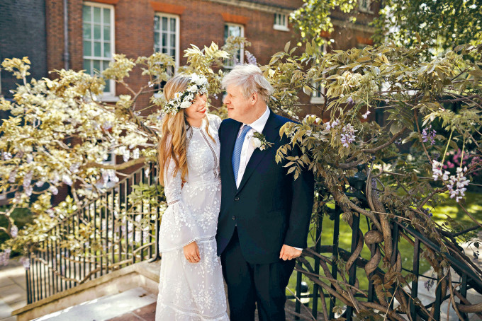 約翰遜與西蒙茲上周六完成婚禮後，在唐寧街首相府花園合照。