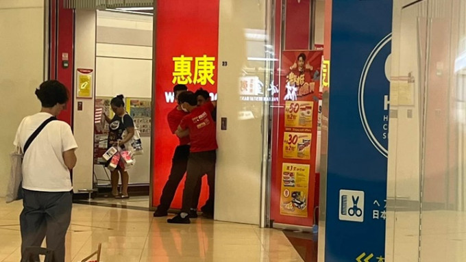 涉案男子被超市职员擒获。fb：全港店铺消息