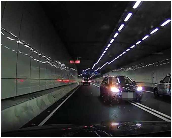 私家車亮起死火燈逆線行駛。香港突發事故報料區fb群組 Koonhung Tsang