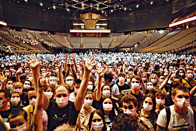 巴黎五千名觀眾在沒有社交距離下觀賞演唱會。
