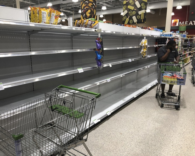 超市食品被抢购一空。AP