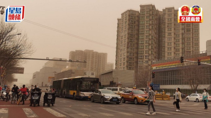 北京天空一片黃色。　楊浚源攝