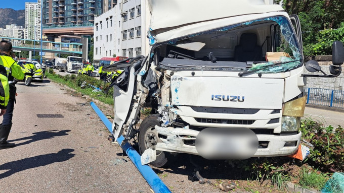 貨車鏟上花槽撞斷燈柱，右車頭被撞毀。