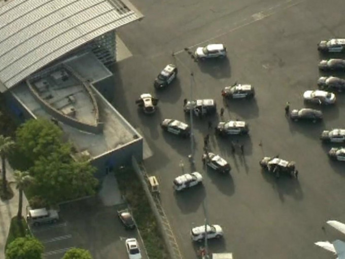 驾车冲撞洛杉矶机场的可疑男子被捕。网图