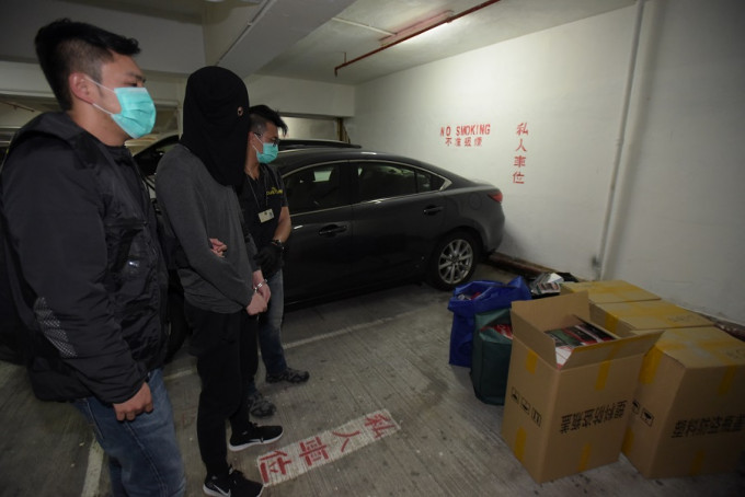 海關在富豪花園停車場拘捕24歲男子。黃文威攝