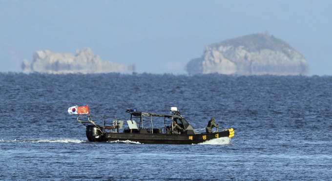 南韩早前派员搜索被射杀官员遗体。AP资料图片