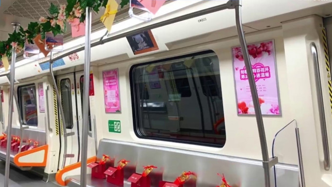 郑州地铁妇女节为女乘客粉饰车厢及准备礼物。