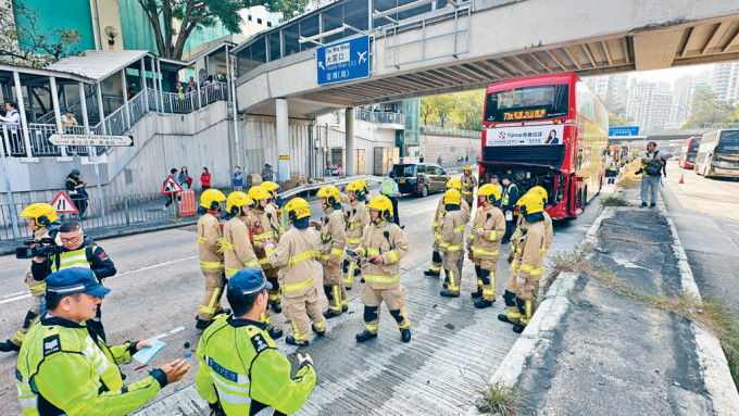 大批救援人员在巴士与消防车相撞现场调查。