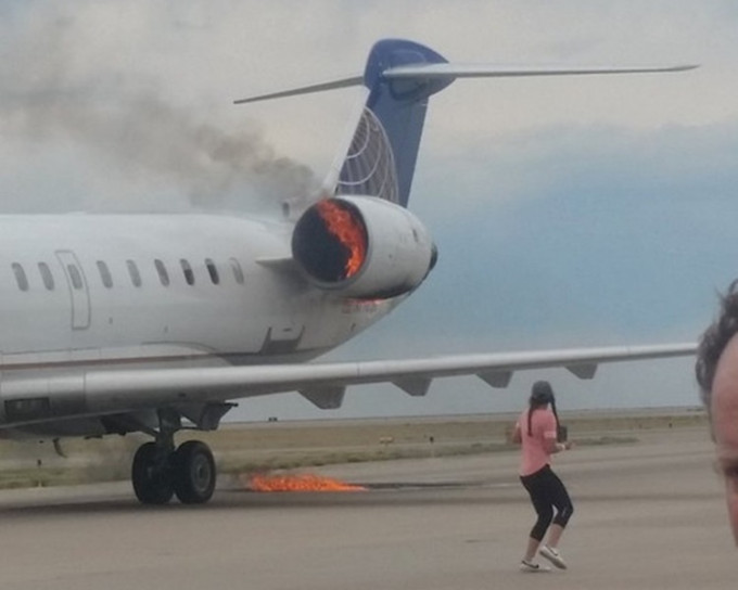 美國聯合航空一班客機著陸後左側引擎突然起火。網上圖片