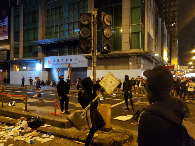 当晚旺角有示威者堵路。资料图片