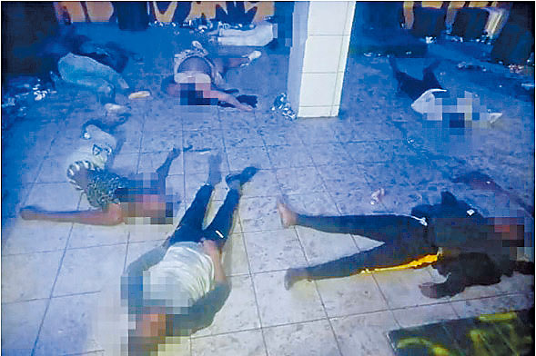 在事發的南非夜店內，多具屍體躺地上。 