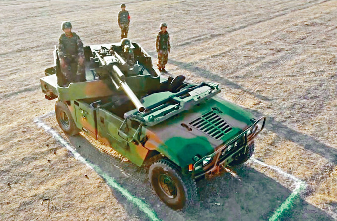 ■新疆武警士兵发射「PCP-001」车载迫击炮。