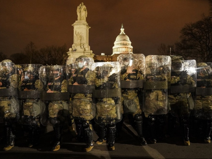 华盛顿广场公园戴上头盔的警员一字排开。网图