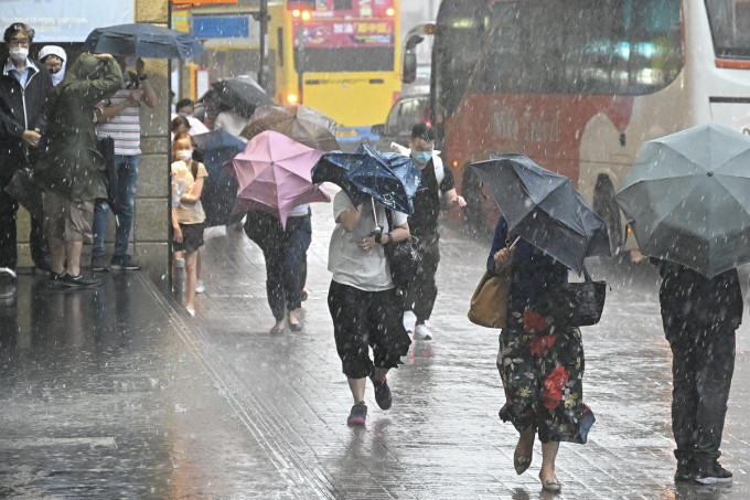 下星期二、三廣東沿岸驟雨增多。資料圖片