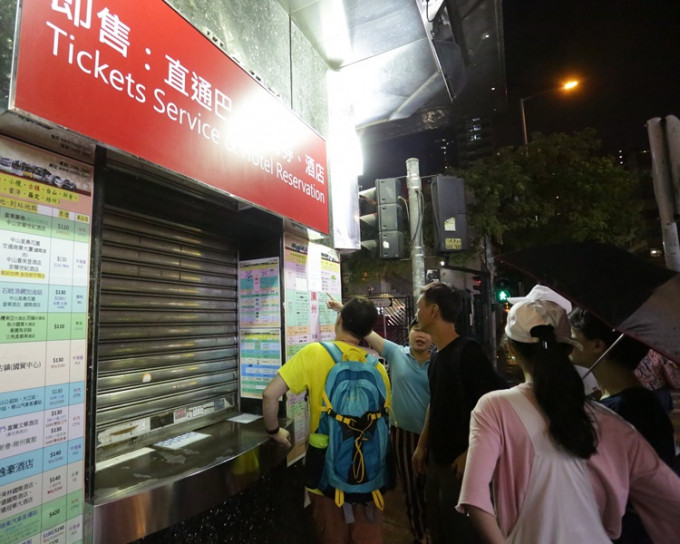 不少市民昨日到車站購票才知大部分直通巴士取消班次。黃賢創攝
