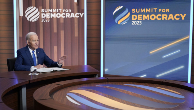 拜登通过视频主持「民主峰会」。　美联社