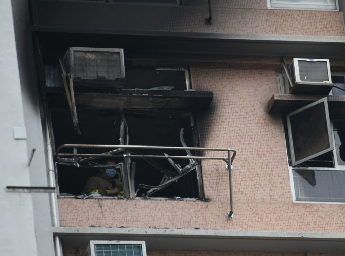 秀茂坪宝达邨单位起火，外墙遭熏黑。