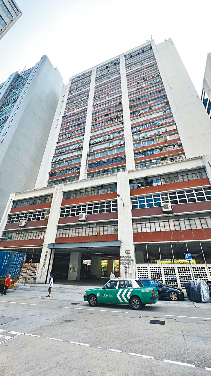 屯门怡成工业大厦业主，放售一批楼面涉5.4万方尺。