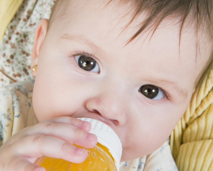 美國兒科學會指出，6個月以下只應該從人奶吸收營養。