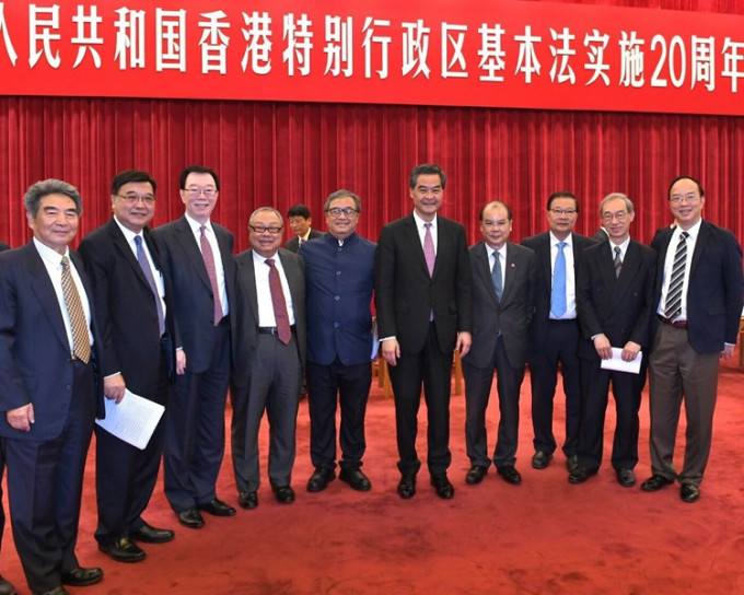 张建宗昨日到北京出席纪念香港基本法实施二十周年座谈会。图：张建宗网志