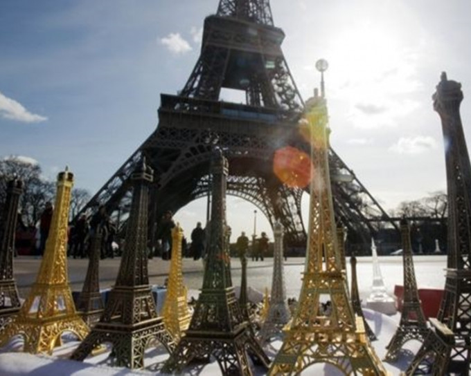法國警方搗破一個在巴黎非法出售旅遊紀念品的龐大網絡。網圖