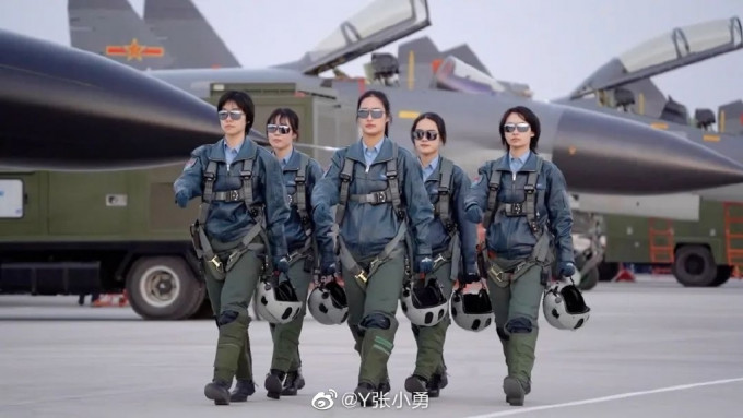 完成殲-11B單飛的女飛行員。