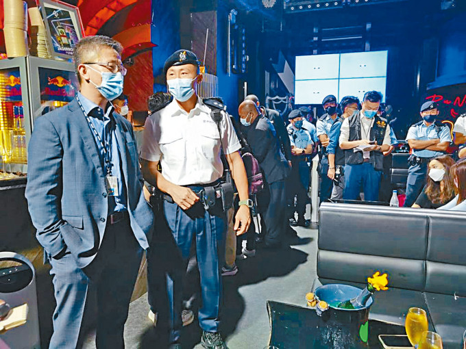 ■警隊「二哥」警務處副處長（行動）蕭澤頤（左）親臨銅鑼灣酒吧區督師。